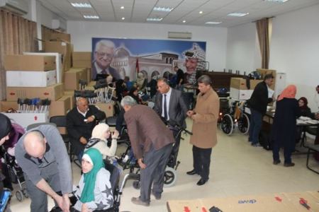  جمعية إغاثة أطفال فلسطين توزع كراسي متحركة لذوي الاحتياجات الخاصة في محافظة جنين